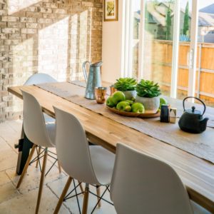 стол на кухню с деревянной столешницей